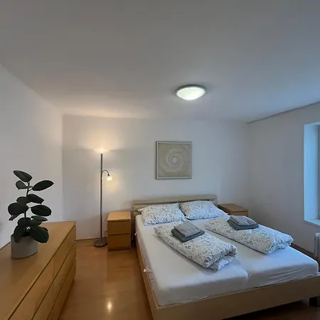 Διαμέρισμα Sunny 2-room Near Centre, Train Station And Hockey Arena
