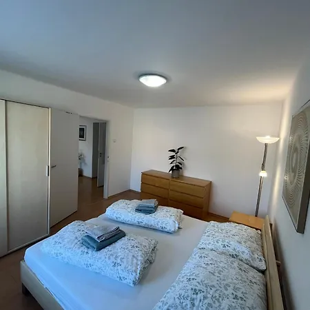 Sunny 2-room Near Centre, Train Station And Hockey Arena Διαμέρισμα *
