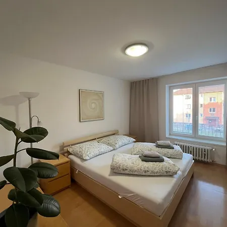 Sunny 2-room Near Centre, Train Station And Hockey Arena Διαμέρισμα