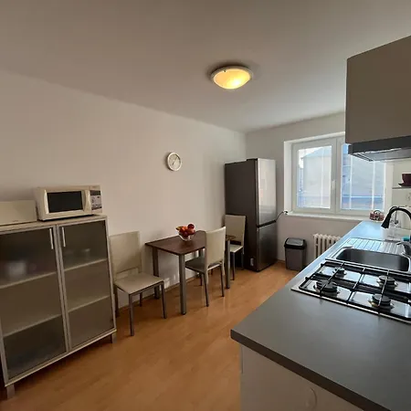 Sunny 2-room Near Centre, Train Station And Hockey Arena Διαμέρισμα *