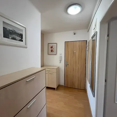 Sunny 2-room Near Centre, Train Station And Hockey Arena Διαμέρισμα *
