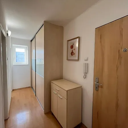 Sunny 2-room Near Centre, Train Station And Hockey Arena Διαμέρισμα *