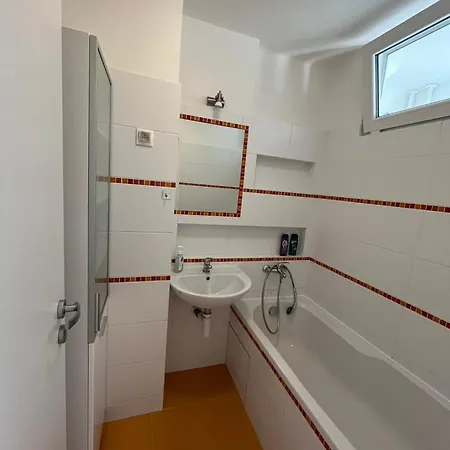 Sunny 2-room Near Centre, Train Station And Hockey Arena Διαμέρισμα *