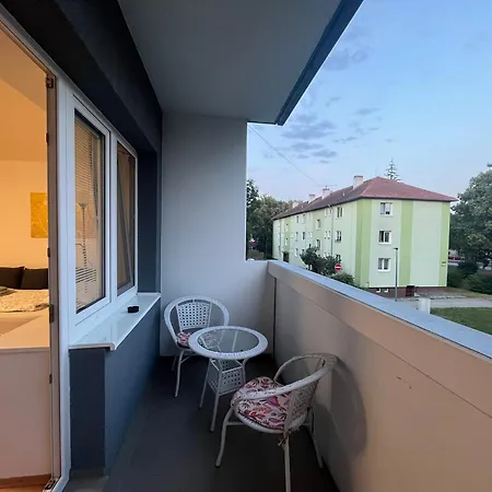 Sunny 2-room Near Centre, Train Station And Hockey Arena Διαμέρισμα *
